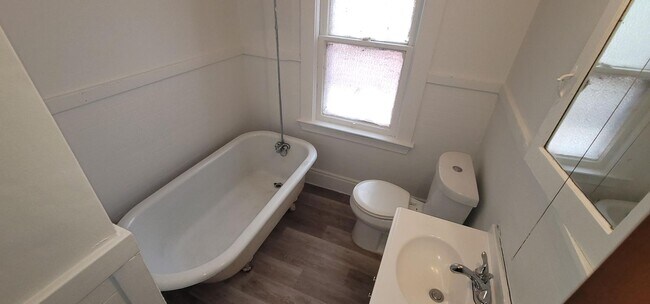 Building Photo - 626 E 130th St