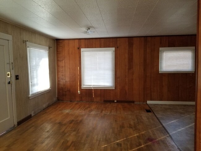 Building Photo - Large 3 br near YVCC