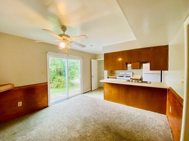 Building Photo - Adorable 3 bdrm/1.5 bath Home Located Clos...