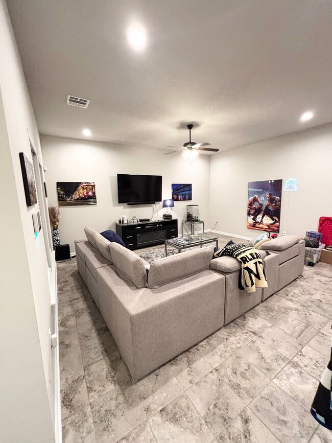 Building Photo - 5037 Park Shore Dr