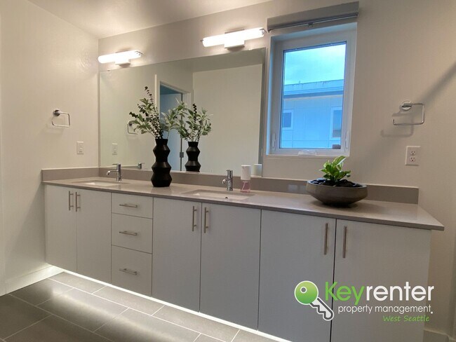 Building Photo - 4 Bedroom Seattle Townhome with Parking and Modern Finishes