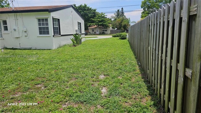 Building Photo - 626 S 28th Ave