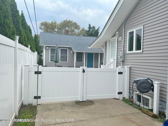 Building Photo - 511 14th Ave