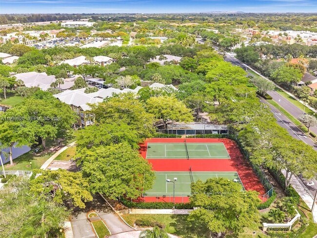 Building Photo - 9777 Westview Dr