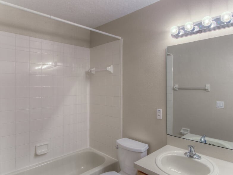 Building Photo - 671 Hardwood Cir