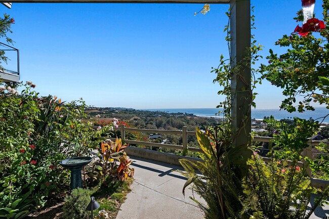 Building Photo - 6240 Tapia Dr