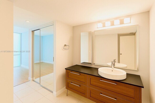 Building Photo - 3301 N Country Club Dr
