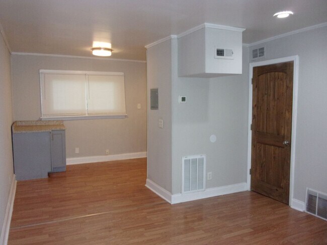 Building Photo - 2 Bedroom 1 Bath Townhome Minutes to Uptow...