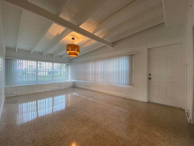 Building Photo - Beautiful 3/2 on Riverside Dr.