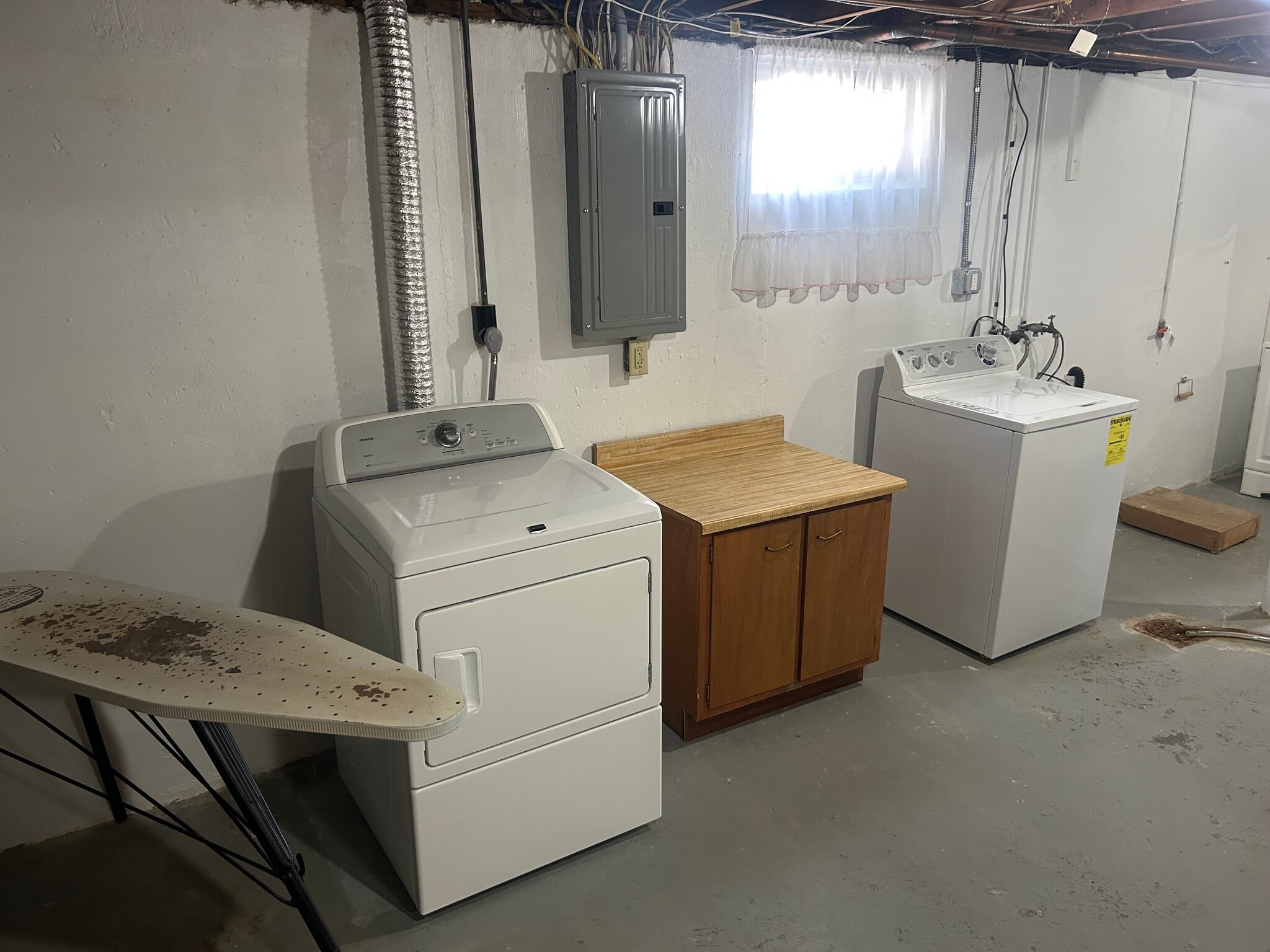 Building Photo - 1900 W Clark St