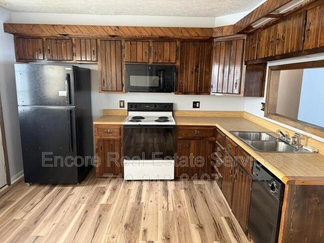 Building Photo - 545 Seneca Dr