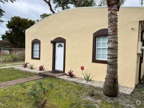 Building Photo - 3 bedroom in Miami FL 33142