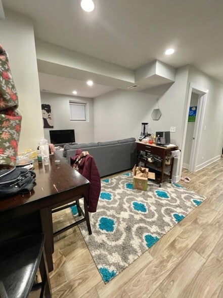 Building Photo - 910 W Waveland Ave