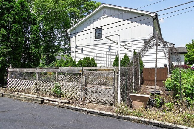Building Photo - Spacious Stunning 3 BR House in Mount Prospect W/ Office/Playroom on Corner Lot