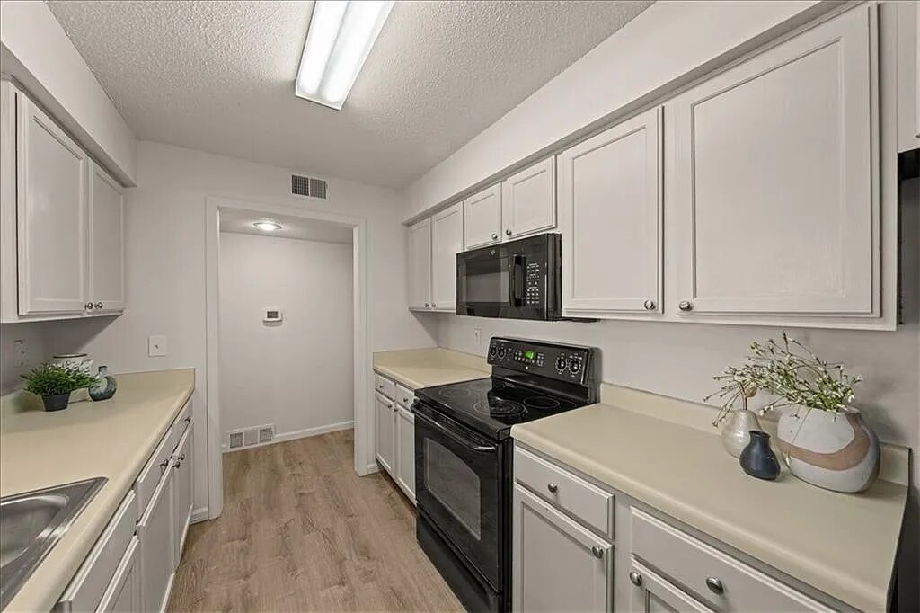 Building Photo - 11110 Nieman Rd