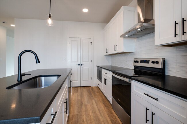 Building Photo - Madison new construction in gated community, pet friendly, 2 car garage, $500 off first month's rent