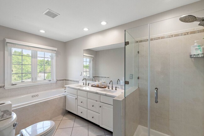 Building Photo - Beautiful Townhome in Ballymeade