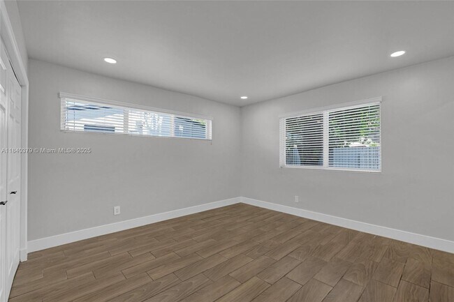 Building Photo - 2224 Plunkett St