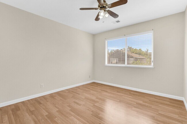 Building Photo - 880 Woodsong Ln