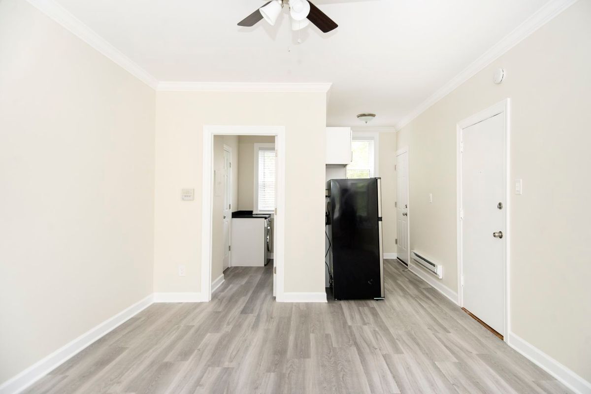 Building Photo - 646 W Roscoe St