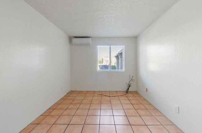 Building Photo - Cozzy Townhome with incredible mountain views! New Kitchen Appliances!