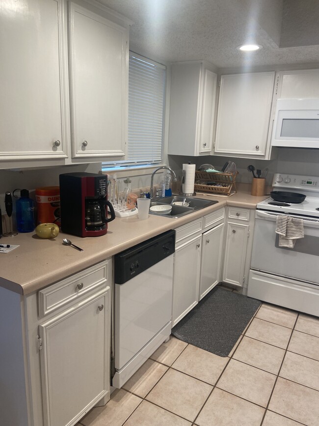 Building Photo - 4012 Cima Serena Dr