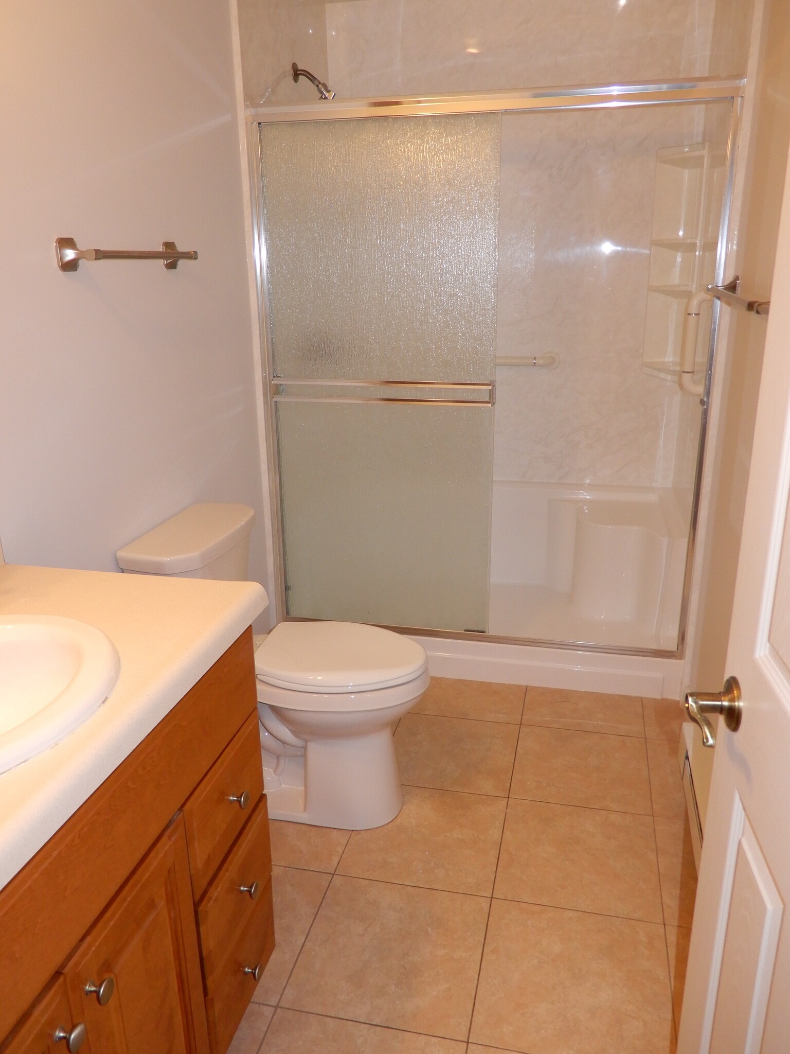 Full Bathroom - 117 S Kistler St