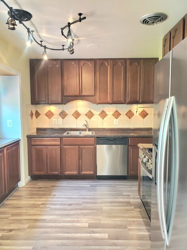 Building Photo - 4517 Mayfield Dr