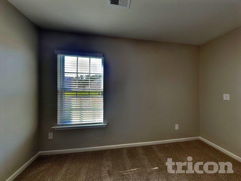 Building Photo - 452 Victory Ln