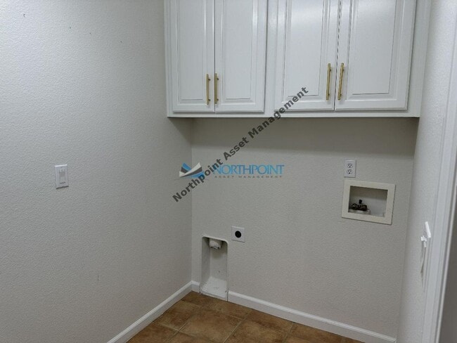 Building Photo - 4BR/3BA w/ Solar + Downstairs Bed/Bath in Whitney Oaks