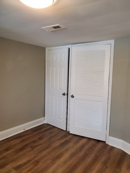Building Photo - 803 Brooks Ln