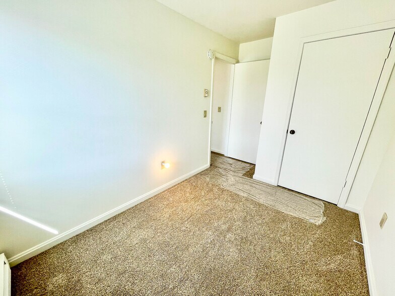 Building Photo - 25 Camelot Ct