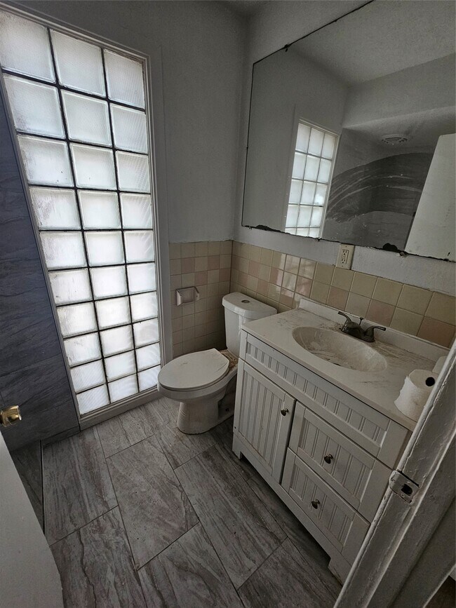 Building Photo - 6015 Beekman Rd