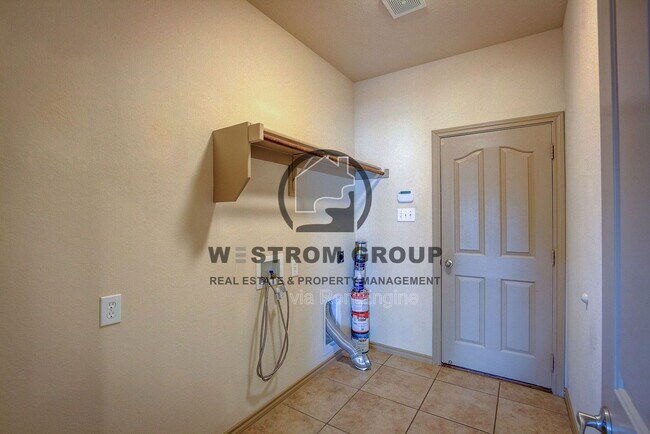 Building Photo - 3217 Hornbeam St