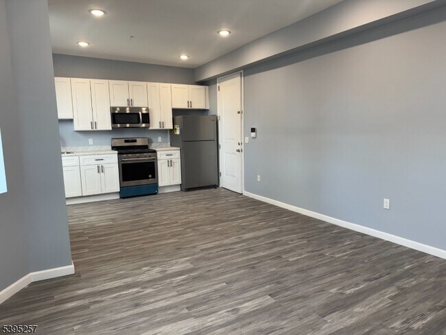 Building Photo - 155 Clifton Ave