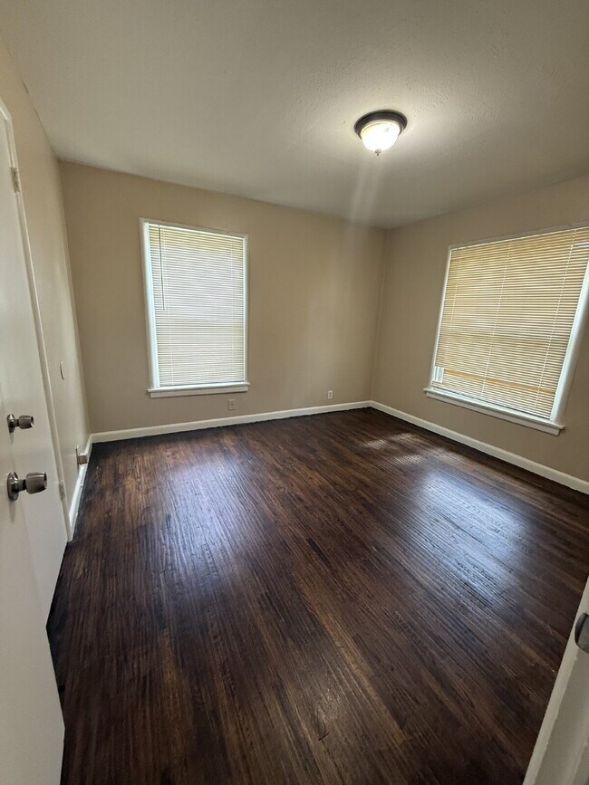 Building Photo - "Charming 4-Bedroom Dallas Retreat with 2 ...