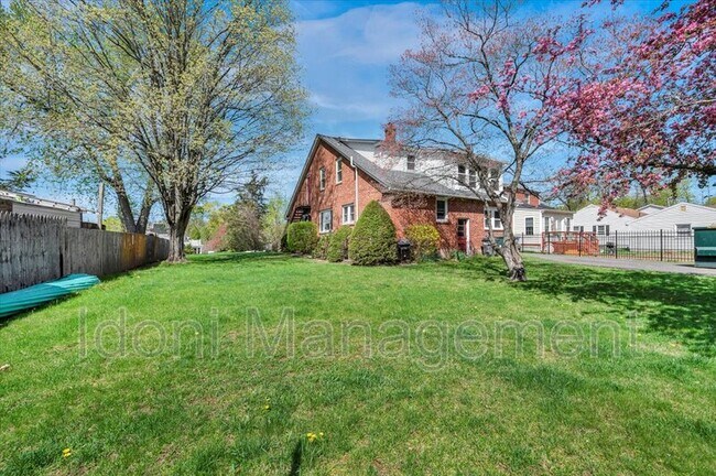 Building Photo - 14 Ridgefield St