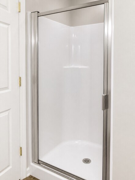 Hall Shower - 1064 Worth Lane