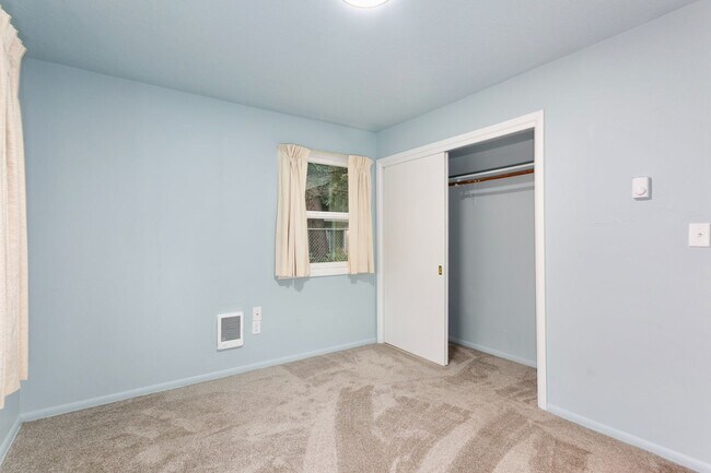 Building Photo - AVAILABLE FOR RENT – Beautiful 4BD / 2BA Home in Tacoma!