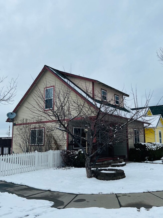 Building Photo - 3 Bed - 2 Bath - Fenced Yard