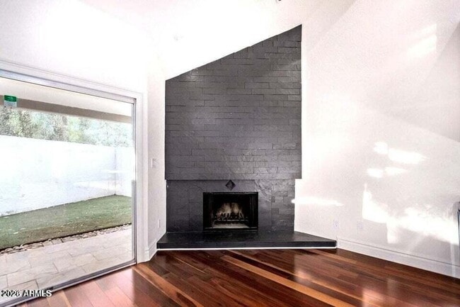 Building Photo - 1530 S River Dr