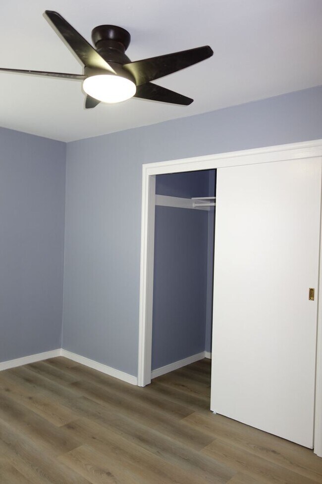 Building Photo - Cute Country Living!