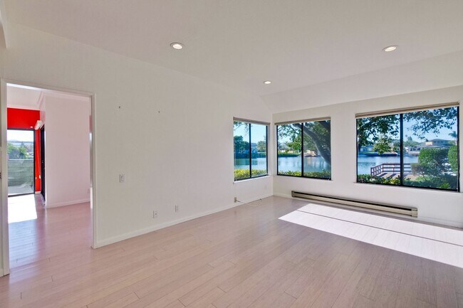 Building Photo - 1108 Shoreline Dr
