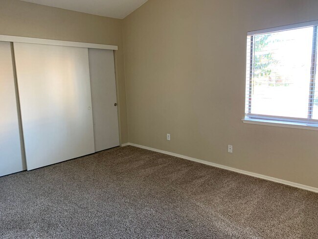 Building Photo - Ready for Move In! Townhome in Brentwood G...