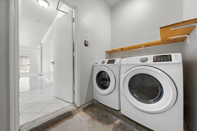 Building Photo - 7396 Regency Square Ct