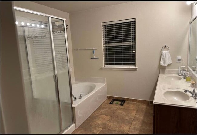 Building Photo - 1505 Hill Lockwoods Dr