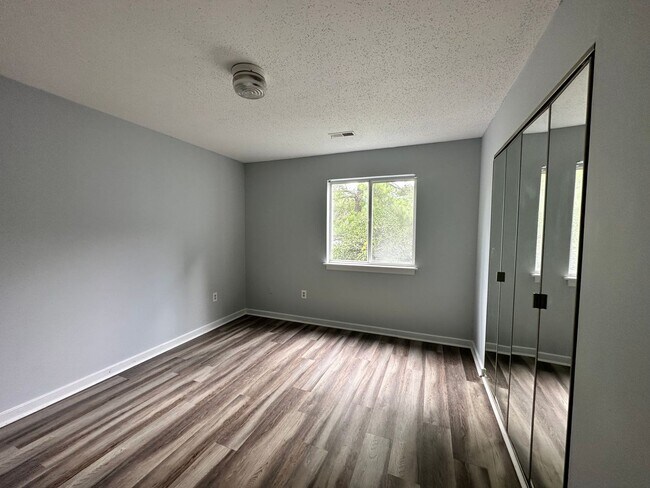 Building Photo - 2 bedroom condo in Williamsburg!