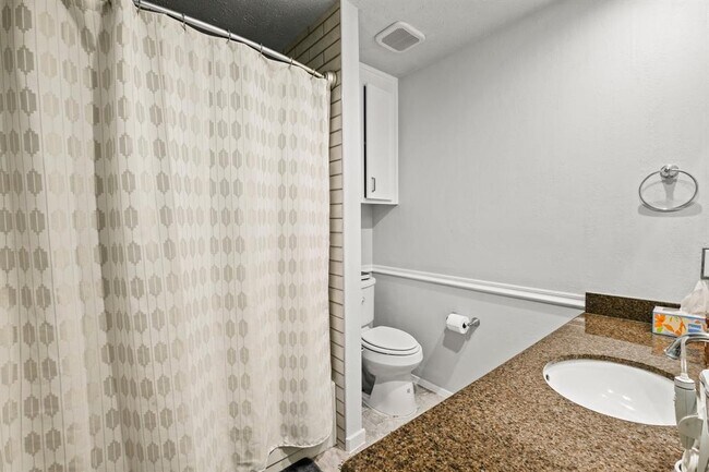 Building Photo - 2815 Edgewood Dr