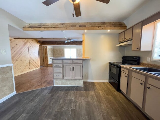 Building Photo - 2 Bedroom/ 1 Bathroom Home with Washer & Dryer Hook-ups! Large Deck! Nice Yard!