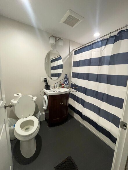 Building Photo - 2044 Beacon St